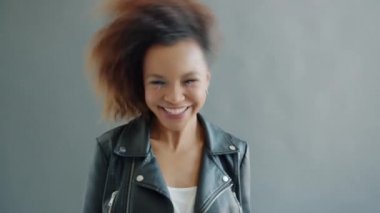 Stüdyoda el sallayarak eğlenen sevimli Afro-Amerikalı kızın yavaş çekimleri.