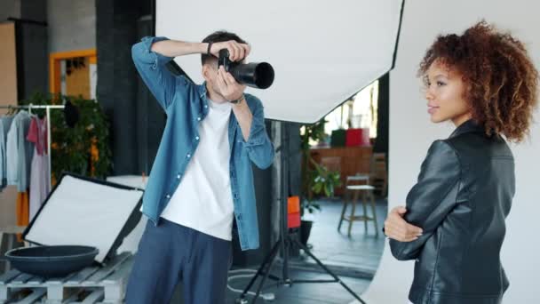 심각 한 사진 작가 촬영예쁜아 프로 - 미국 모델 촬영 카메라를 사용하여 실내 — 비디오