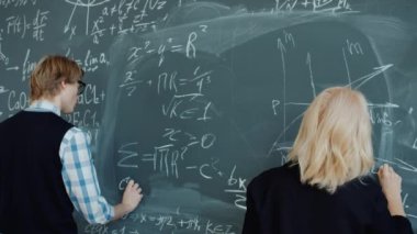 Tahtaya formül yazan öğretmenler eğitim süreciyle meşguller