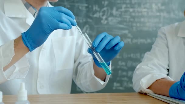 Пара ученых мужской и женский тест по химии в лаборатории — стоковое видео