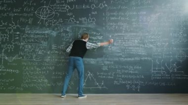 Mutlu adam çılgın bilim adamı formila yazıp sınıfta dans ediyor.