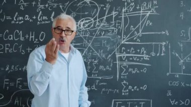 Ciddi üniversite profesörü gemide bilim yazma formülleri öğretiyor.