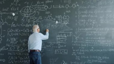 Öğrenciler ona kağıt toplar fırlatırken öğretmen gemiye formül yazıp gidiyor.
