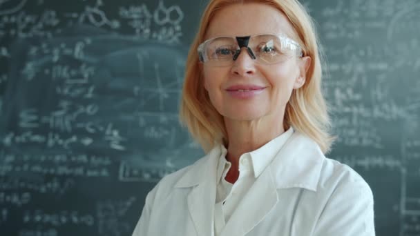 Portrait of attractive woman medical researcher in white gown and goggles indoors — Stock Video