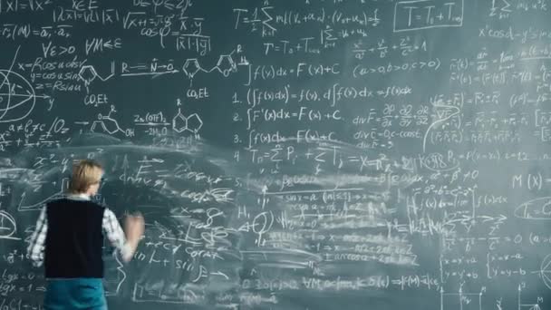 Zoom-out time-lapse of smart young professor writing formulas on chalkboard — Vídeo de stock