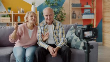 Emekli çift vlog kaydediciler evde başparmak gösterme video kayıt