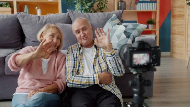 Lento movimiento de los bloggers alegres ancianos grabación de vídeo para vlog en línea — Vídeo de stock