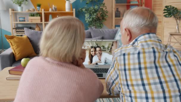 Familia hablando en videollamada desde casa usando el portátil hablando gesto mostrando pulgares hacia arriba — Vídeos de Stock