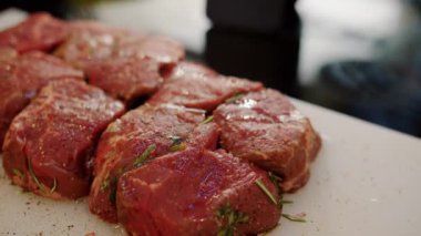 Mutfaktaki masada çiğ et parçaları ev yapımı yemek için hazır.