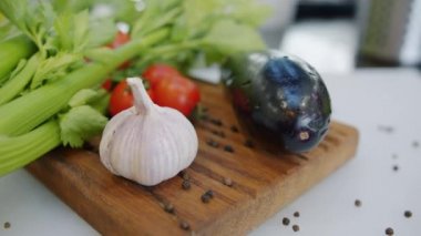 Taze sebze, domates, kereviz, patlıcan ve tahta üzerinde sarımsak.