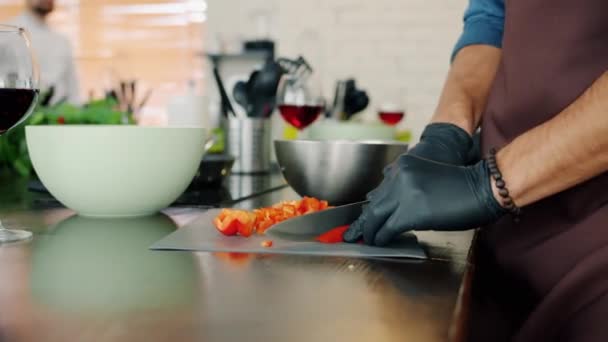 Primer plano de las manos de los chefs cortando verduras para ensalada en clase de cocina preparando la comida — Vídeos de Stock