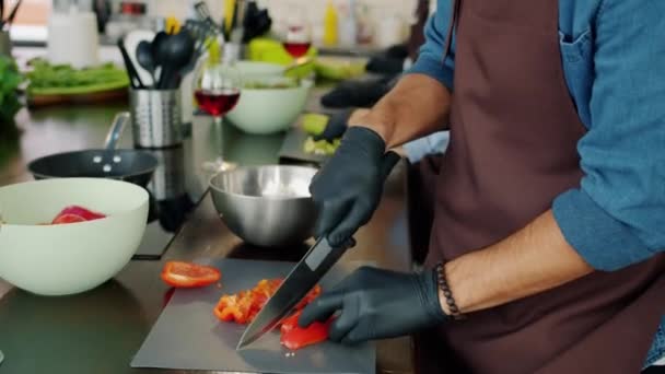 Incline-se de estudantes de aula de culinária cortando legumes na cozinha fazendo salada — Vídeo de Stock