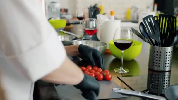 烹调大师班期间，男女在厨房一起做饭的特写镜头 — 图库视频影像