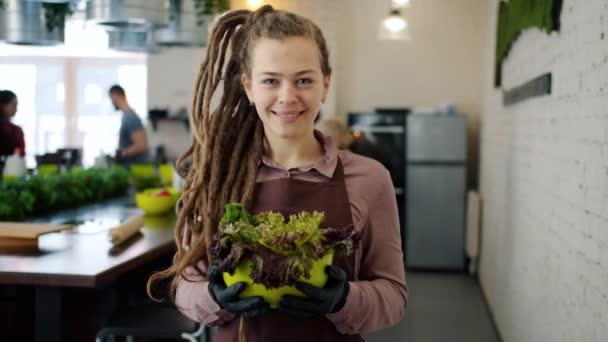 Портрет счастливой девушки-хипстера, стоящей в классе кулинарии улыбаясь, глядя в камеру — стоковое видео
