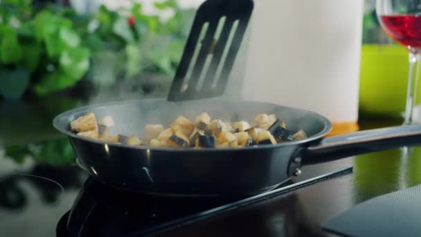 お店でおいしい食事を作るフライパンで野菜を攪拌シェフの手 — ストック動画