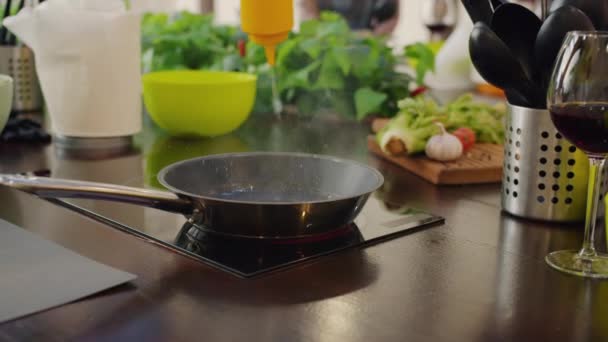Närbild av kock hälla olja i stekpanna och matlagning grönsaker i köket — Stockvideo
