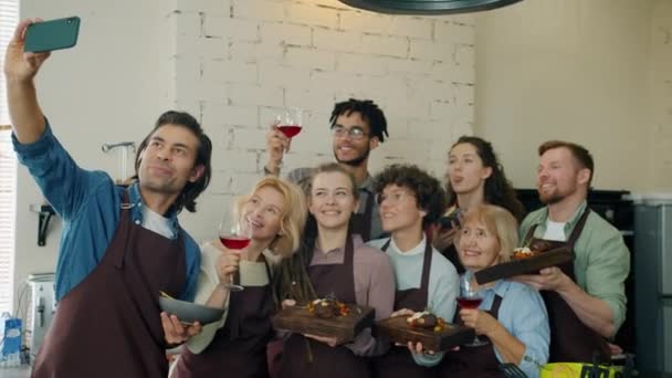 Skupina lidí kulinářské třídy studenti, kteří se selfie s kamerou smartphone v kuchyni — Stock video
