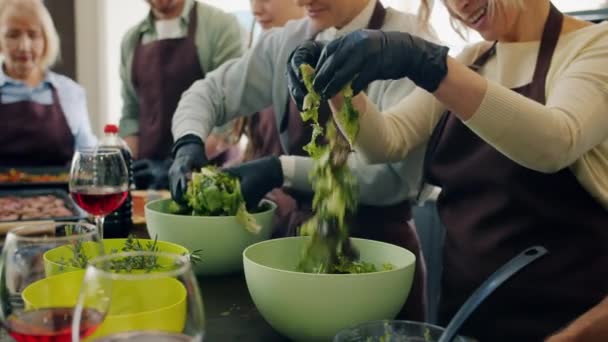 Αργή κίνηση των χαρούμενων εκπαιδευομένων μαγείρεμα γεύματα στην τάξη μαγειρικής απολαμβάνοντας την εκπαίδευση — Αρχείο Βίντεο