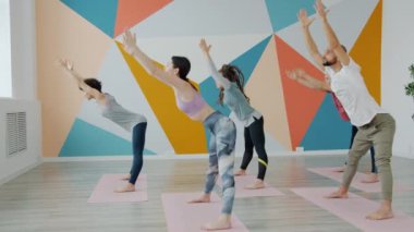 Yoga stüdyosunda eğitim gören bir grup genç Asana 'yı bükmeye odaklanmıştı.