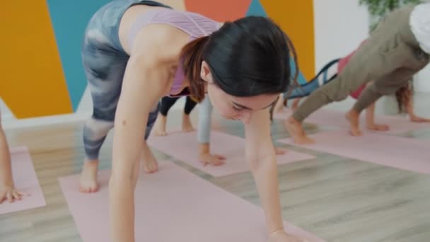 Gruppe von Menschen Jugend im Yoga-Studio Stretching Körper auf Matten — Stockvideo