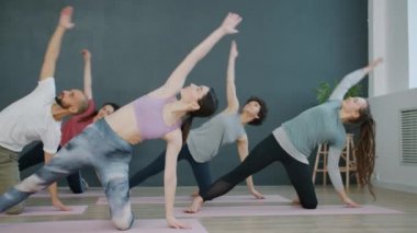 Yoga dersi yapıyor. Sonra da elleri namaste 'de minderlerin üzerinde rahatlıyor.