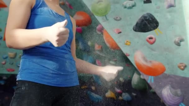 Atraktivní dívka pomocí prášku připravuje na aktivitu a pak lezecké stěny v kryté tělocvičně — Stock video