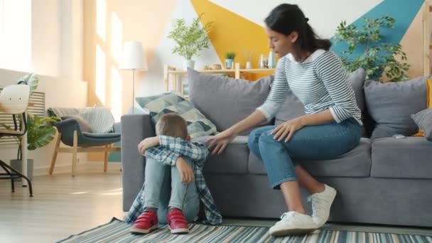 Madre enojada castigando niño travieso hablando gritando empujando niño llorando en casa — Vídeo de stock