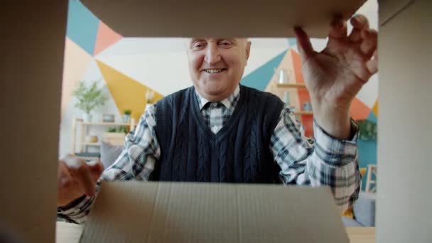 Retrato de homem reformado feliz desempacotando presente tendo garrafa vintage sorrindo caixa de fechamento — Vídeo de Stock