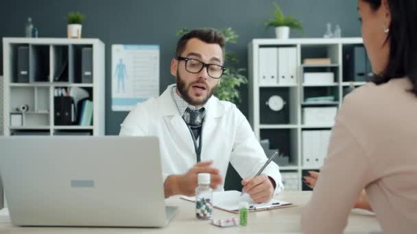 男性と女性の患者と医師が治療について話し合い、握手 — ストック動画