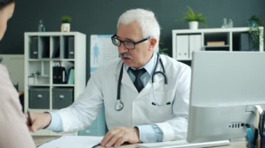 Tecrübeli doktor sağlıksız bir kızla konuşuyor. Hasta ile ofiste sağlık hakkında konuşuyorlar.