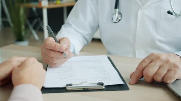 Objawy tykania u pacjentów w dokumentacji medycznej podczas wizyty w klinice — Wideo stockowe