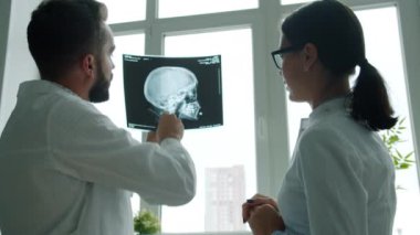 Doktorlar hastanede çalışan kafatasının röntgen görüntülerini inceliyor.