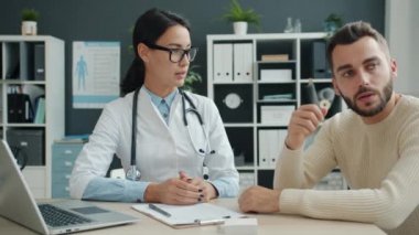 Hasta genç adam hastanede kötü haberler alırken doktorla ilgileniyordu.