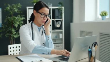 Üniformalı genç doktorların cep telefonuyla konuşmaları ve ofiste dizüstü bilgisayar kullanmaları ağırdan alınıyor.