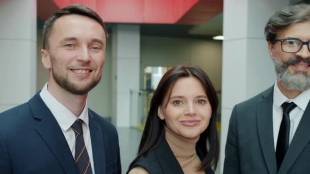 Ritratto di uomini e donne d'affari felici che sorridono nel corridoio del centro dell'ufficio — Video Stock