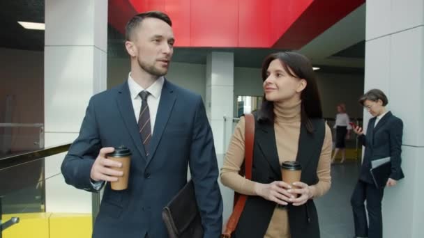사무실 로비를 걷거나 대화하는 젊은 남성 과 여성의 인형 사진 — 비디오