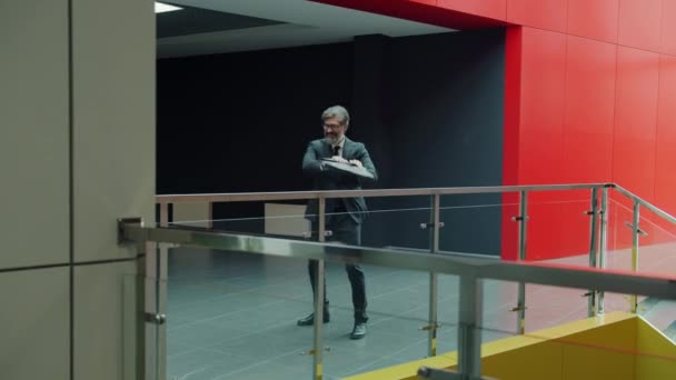 Giocoso uomo d'affari maturo ballare sul posto di lavoro in corridoio godendo di successo nel mondo degli affari — Video Stock