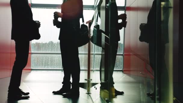 Takım elbiseli adamların ofis koridorunda el sıkışarak konuşmaları. — Stok video