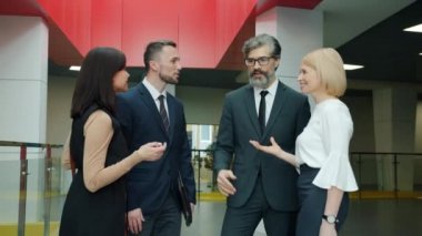 Ofiste el ele tutuşan iş ortaklarının portresi onaylandı