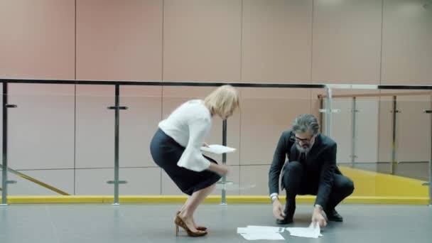 Mogna kontorsarbetare stöter av misstag i hallen skakar hand prata — Stockvideo