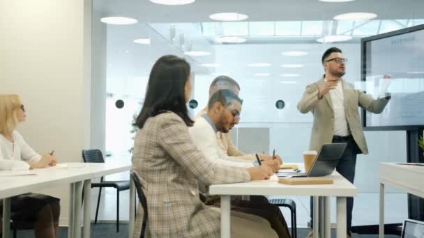 Grupo de personas escuchando al jefe durante la reunión, el hombre está utilizando la pantalla digital para la presentación — Vídeos de Stock