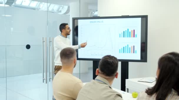 Ofisteki dijital ekranı kullanarak satış değeri hakkında konuşan Arap iş adamı uzmanı — Stok video