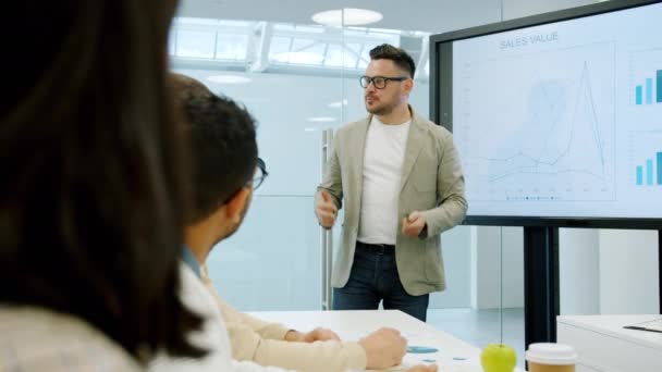 Treinador de negócios dando palestra sobre marketing mostrando informações na tela digital no escritório — Vídeo de Stock