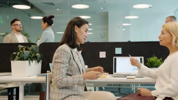 Šťastné dámy kolegové mluví a směje se pracuje ve sdíleném pracovním prostoru — Stock video