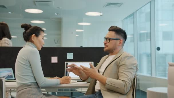 Menina e cara colegas conversando, em seguida, fazendo high-five co-working no escritório compartilhado — Vídeo de Stock