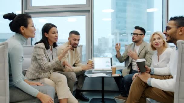 Multirassische Gruppe von Menschen Frauen und Männer im Gespräch über Arbeit Brainstorming im Büro — Stockvideo