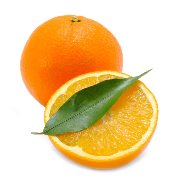 Orangen mit grünem Blatt isoliert auf weißem Hintergrund — Stockfoto