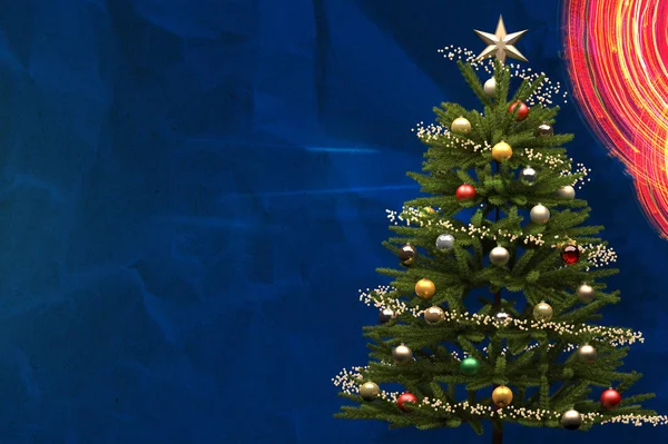 Árvore de Natal decorada em fundo azul com espaço de cópia — Fotografia de Stock