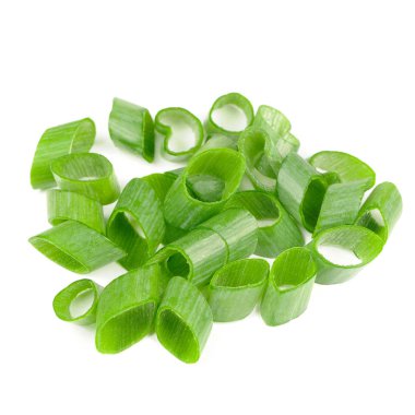 Beyaz arka plan üzerinde izole dilimlenmiş soğan (yeşil soğan)