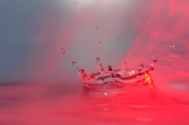 Su sıçrama ile kırmızı sis